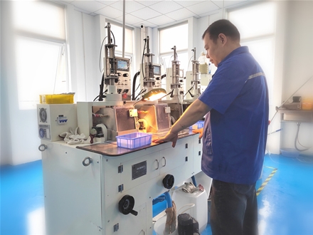 Hem grinding and polishing machine