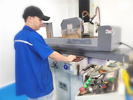 CNC surface grinding machine